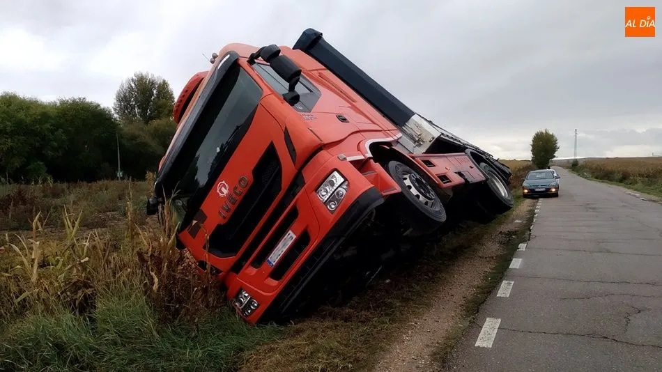 El camión, volcado en la DSA-640