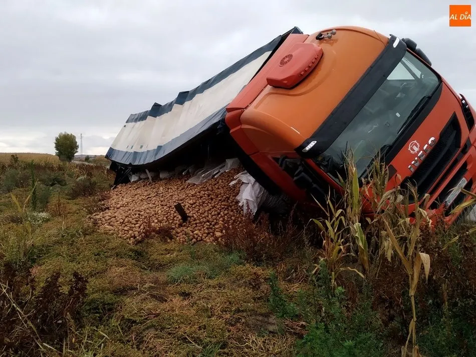 Foto 2 - Un cami&oacute;n vuelca entre Huerta y Aldearrubia