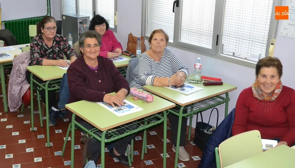 Foto 4 - Gran acogida al nuevo taller de Memoria de la Escuela de Adultos  
