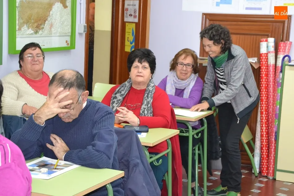 Foto 3 - Gran acogida al nuevo taller de Memoria de la Escuela de Adultos  