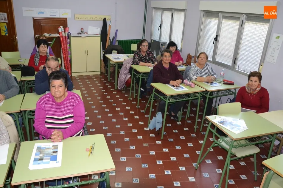 Foto 2 - Gran acogida al nuevo taller de Memoria de la Escuela de Adultos  