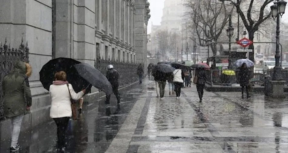 Dieciocho provincias tienen este miércoles aviso por lluvias, tormentas, viento u oleaje  
