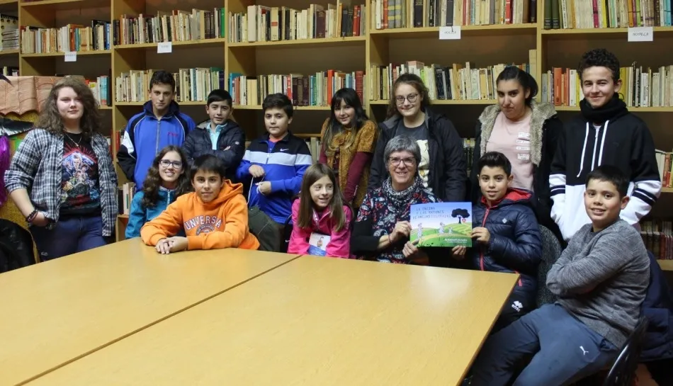 Foto 4 - Escritores locales visitan los programas culturales de la Biblioteca Municipal  