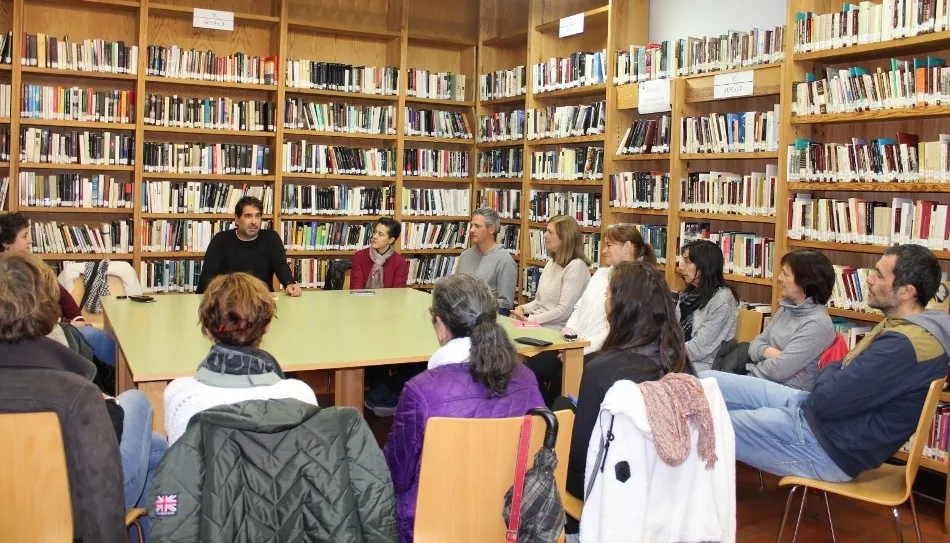 Foto 3 - Escritores locales visitan los programas culturales de la Biblioteca Municipal  