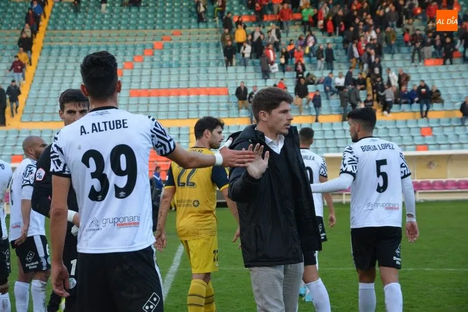 Amaro y Altube se saludan al término de un partido