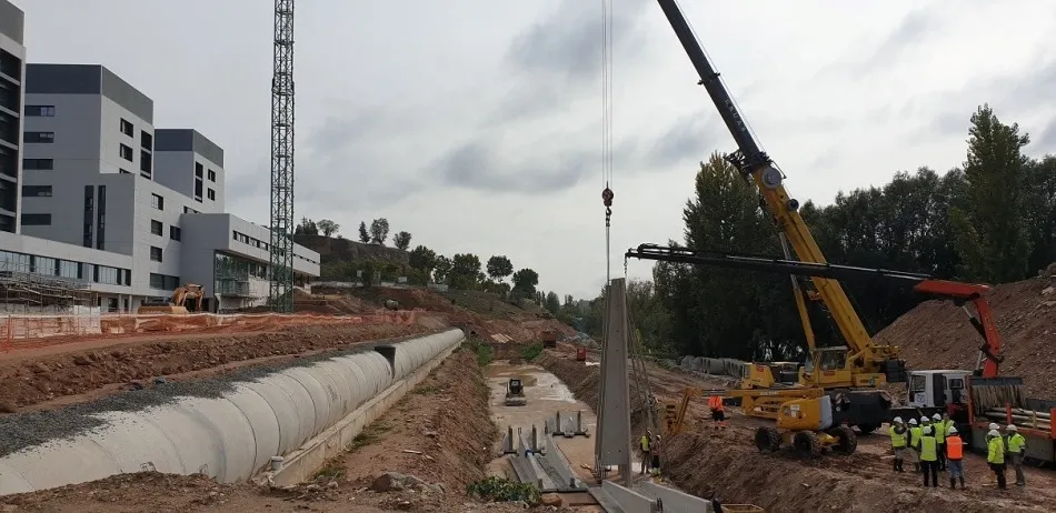 Foto 5 - Comienza la construcci&oacute;n del muro junto al r&iacute;o en el&nbsp;vial de acceso al nuevo hospital  