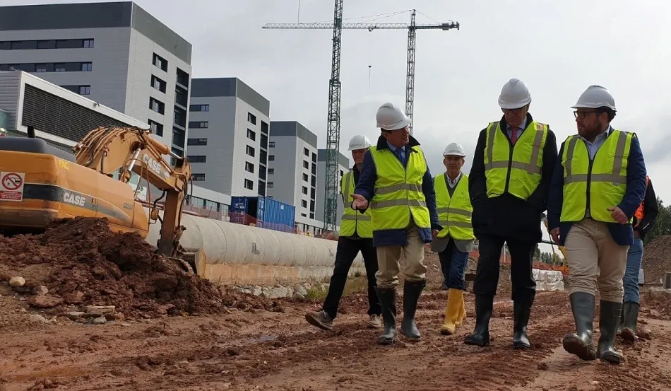 Foto 4 - Comienza la construcci&oacute;n del muro junto al r&iacute;o en el&nbsp;vial de acceso al nuevo hospital  