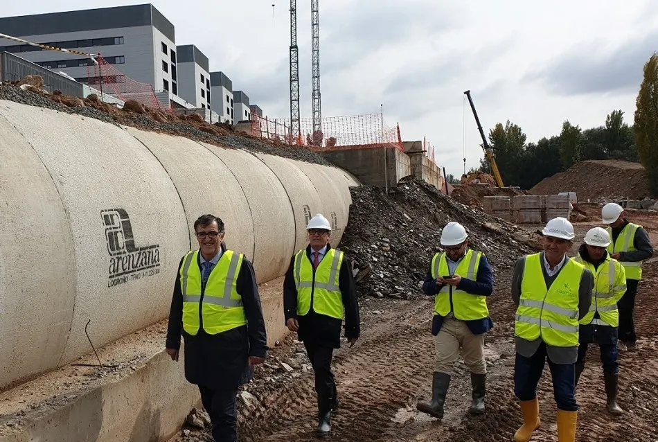 Foto 3 - Comienza la construcci&oacute;n del muro junto al r&iacute;o en el&nbsp;vial de acceso al nuevo hospital  