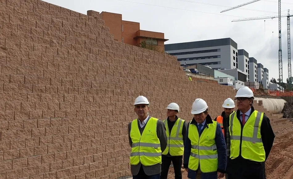 Foto 2 - Comienza la construcci&oacute;n del muro junto al r&iacute;o en el&nbsp;vial de acceso al nuevo hospital  