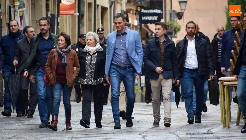 El presidente del Gobierno, Pedro Sánchez, junto a la subdelegada del Ejecutivo, Encarnación Pérez, en el centro de Salamanca. Foto de Lydia González