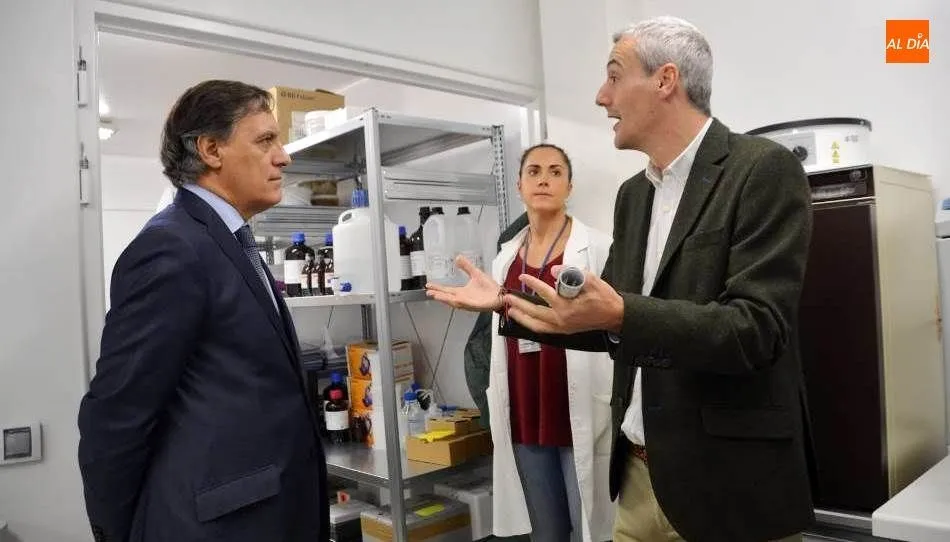 El director del Incyl, Manuel Sánchez Malmierca, junto al alcalde de Salamanca, Carlos García Carbayo. Foto de Lydia González