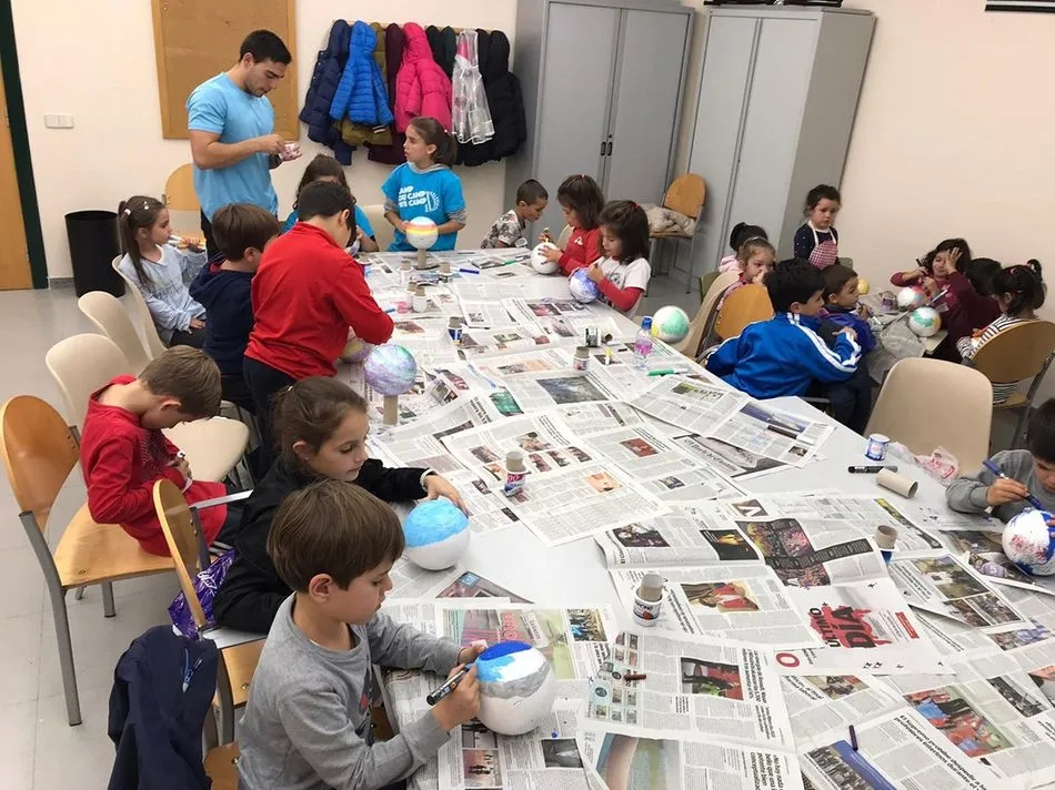 Foto 4 - Los ni&ntilde;os de Carbajosa celebran el D&iacute;a de la Biblioteca con &lsquo;Un Paseo por la Luna&rsquo;