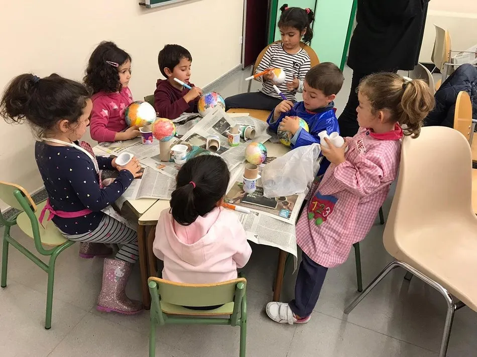 Foto 3 - Los ni&ntilde;os de Carbajosa celebran el D&iacute;a de la Biblioteca con &lsquo;Un Paseo por la Luna&rsquo;