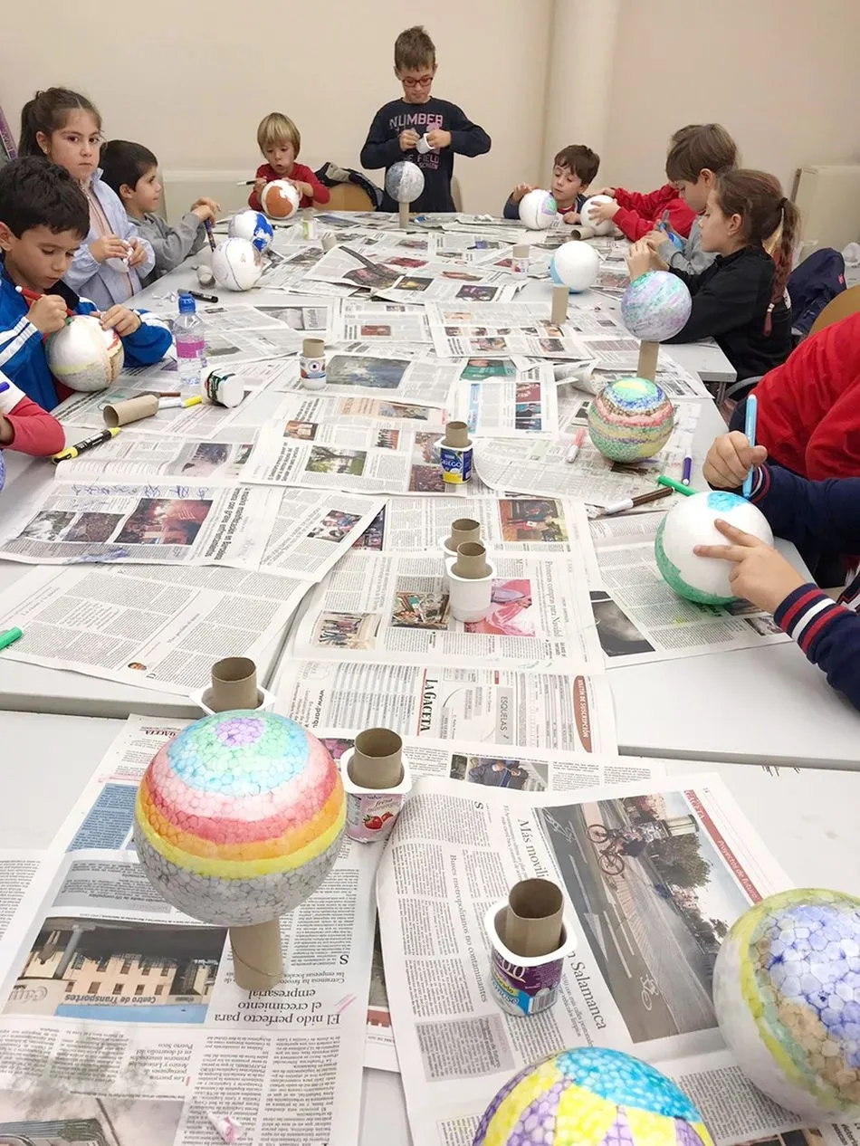 Foto 2 - Los ni&ntilde;os de Carbajosa celebran el D&iacute;a de la Biblioteca con &lsquo;Un Paseo por la Luna&rsquo;