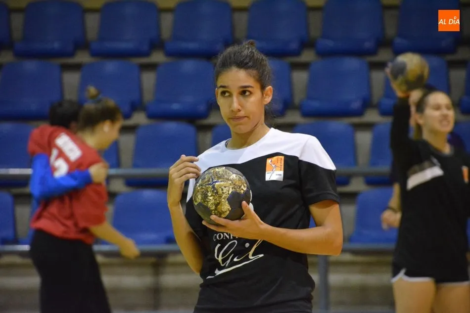 Foto 11 - El Confiter&iacute;as Gil vence al Hand Vall y el BM Salamanca pierde con la Selecci&oacute;n Espa&ntilde;ola