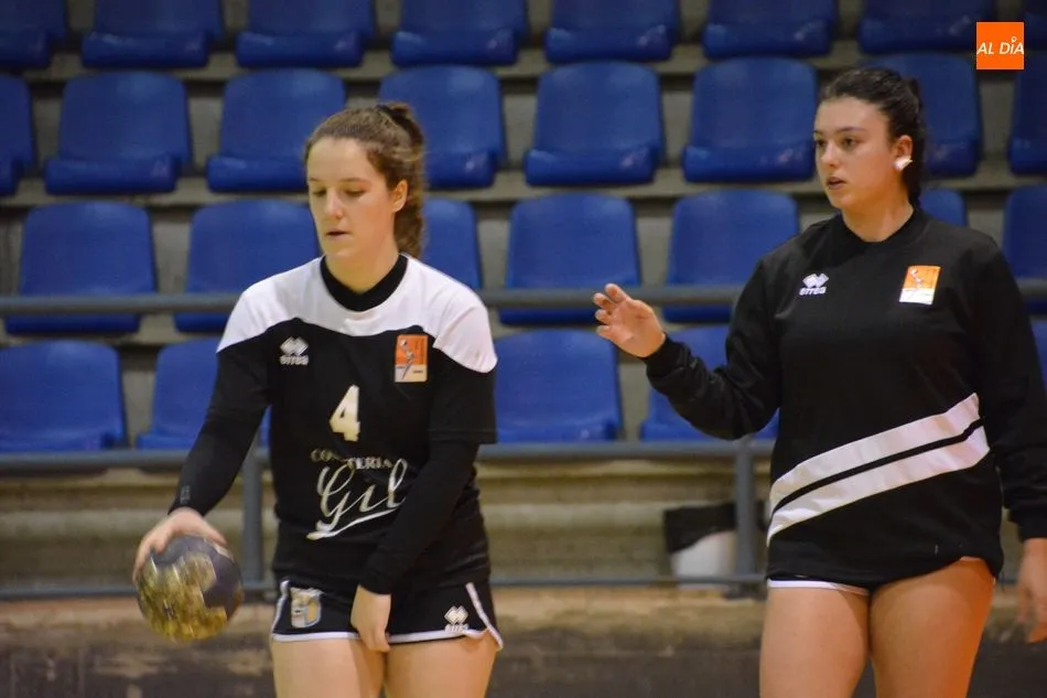 Foto 10 - El Confiter&iacute;as Gil vence al Hand Vall y el BM Salamanca pierde con la Selecci&oacute;n Espa&ntilde;ola