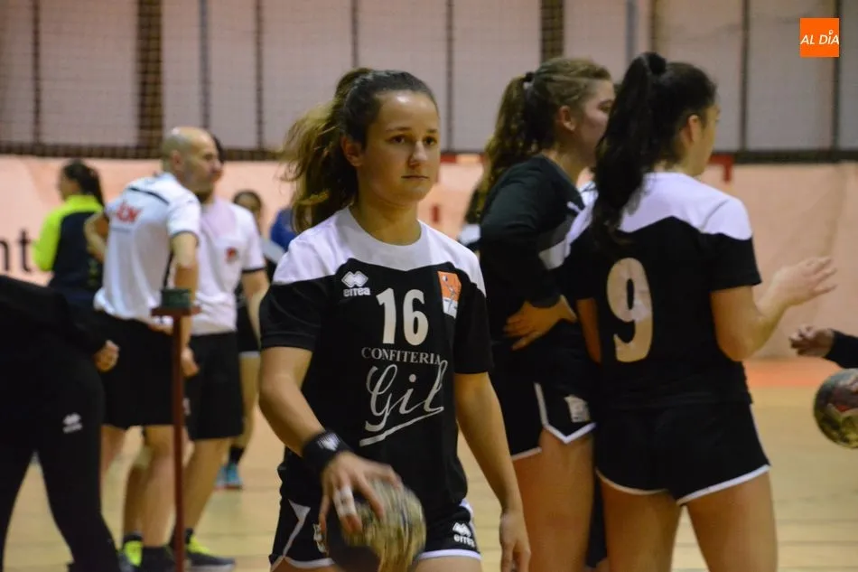 Foto 9 - El Confiter&iacute;as Gil vence al Hand Vall y el BM Salamanca pierde con la Selecci&oacute;n Espa&ntilde;ola