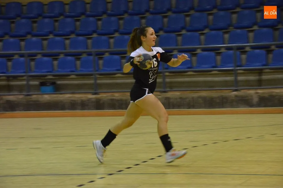 Foto 8 - El Confiter&iacute;as Gil vence al Hand Vall y el BM Salamanca pierde con la Selecci&oacute;n Espa&ntilde;ola