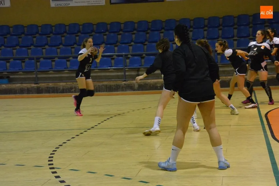 Foto 7 - El Confiter&iacute;as Gil vence al Hand Vall y el BM Salamanca pierde con la Selecci&oacute;n Espa&ntilde;ola
