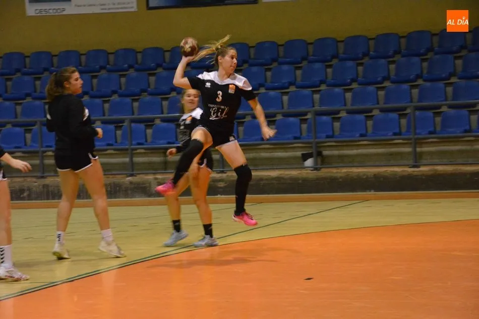 Foto 5 - El Confiter&iacute;as Gil vence al Hand Vall y el BM Salamanca pierde con la Selecci&oacute;n Espa&ntilde;ola