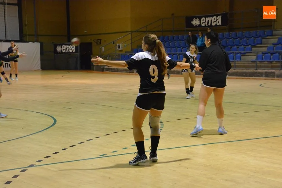 Foto 3 - El Confiter&iacute;as Gil vence al Hand Vall y el BM Salamanca pierde con la Selecci&oacute;n Espa&ntilde;ola