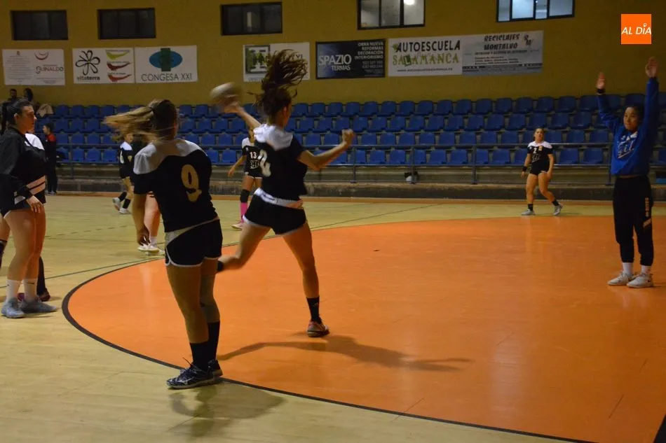 Foto 2 - El Confiter&iacute;as Gil vence al Hand Vall y el BM Salamanca pierde con la Selecci&oacute;n Espa&ntilde;ola