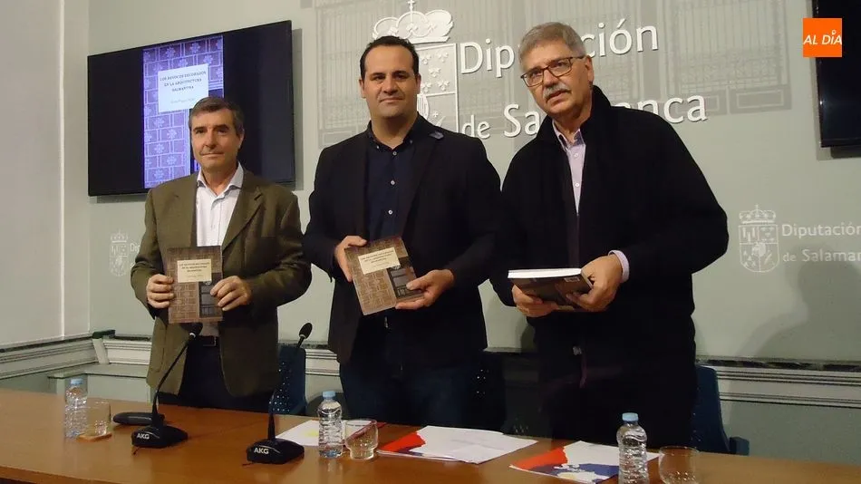 Luis Puga, autor del libro, junto al diputado de Cultura, David Mingo, y el director del IDES, Juan Francisco Blanco