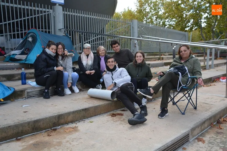 Foto 3 - Los primeros fans de Melendi instalan cinco tiendas de campa&ntilde;a a la puerta del Multiusos