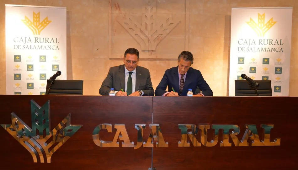 El director comercial de Caja Rural de Salamanca, Agustín Pérez Sánchez, y el presidente del Colegio Profesional, Alfonso Mateos Hernández