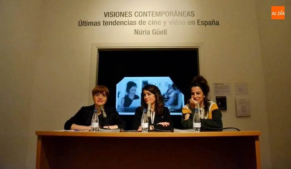 La concejala de Cultura del Ayuntamiento de Salamanca, Mª Victoria Bermejo, en el centro, en la presentación de este programa. Foto de Lydia González