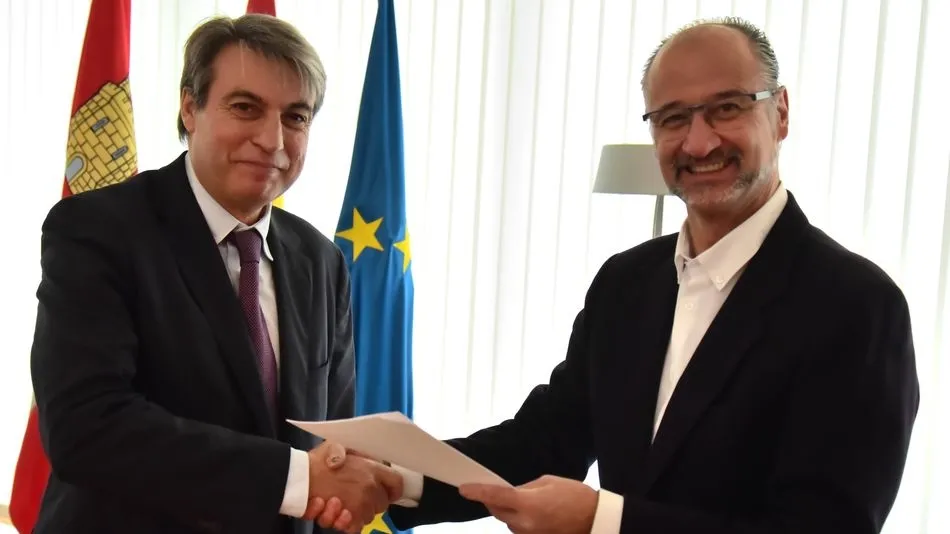 El responsable de la Asociación Salvar el Archivo de Salamanca, Policarpo Sánchez, en una reunión en sede parlamentaria con el presidente de las Cortes, Luis Fuentes