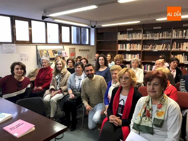 Daniel Blanco junto a los asistentes a su conferencia / Pedro Zaballos