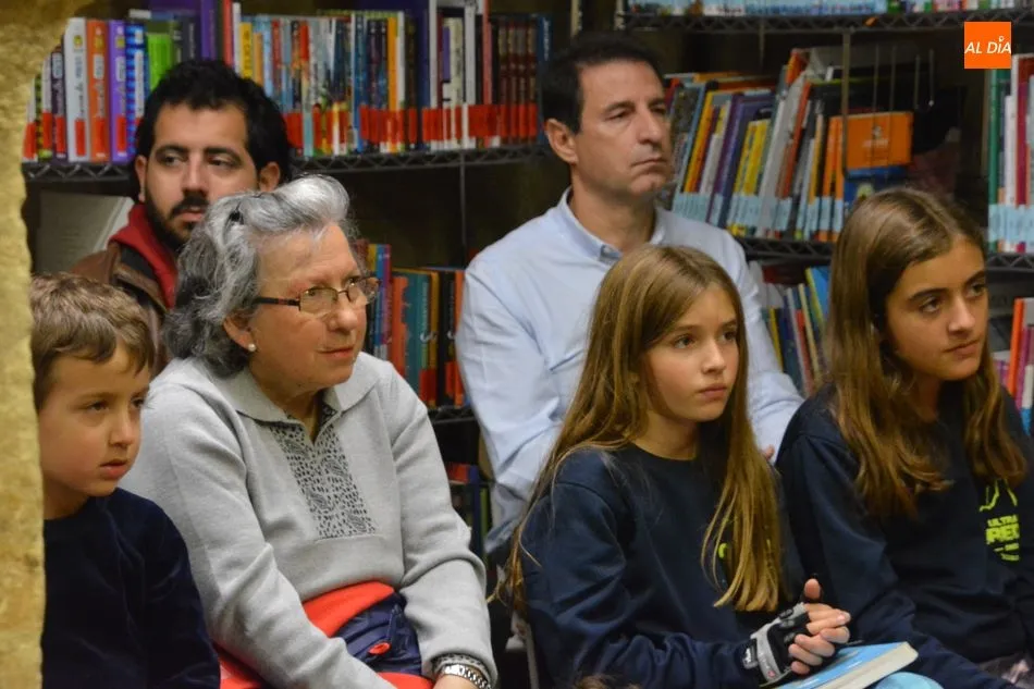 Foto 6 - El cuento y creaci&oacute;n de titere con elementos reciclados de Mar&iacute;a Riera deleita a los m&aacute;s...