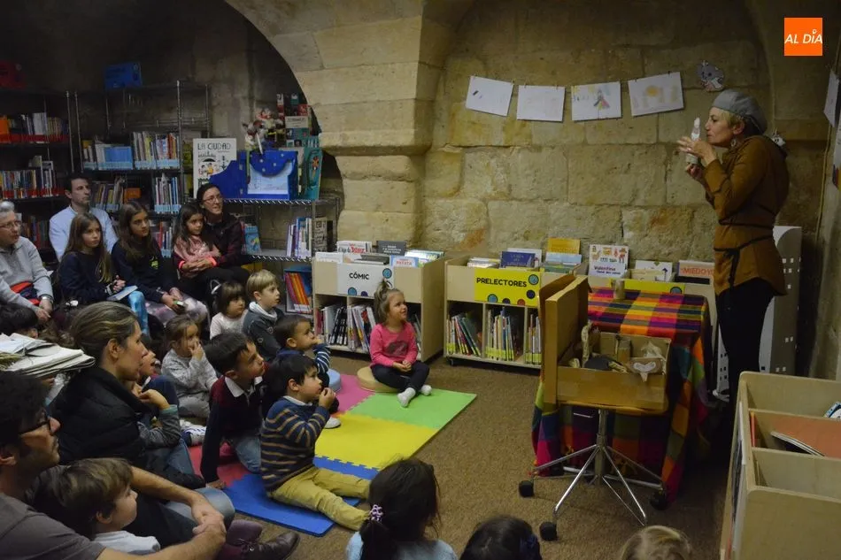 Foto 5 - El cuento y creaci&oacute;n de titere con elementos reciclados de Mar&iacute;a Riera deleita a los m&aacute;s...