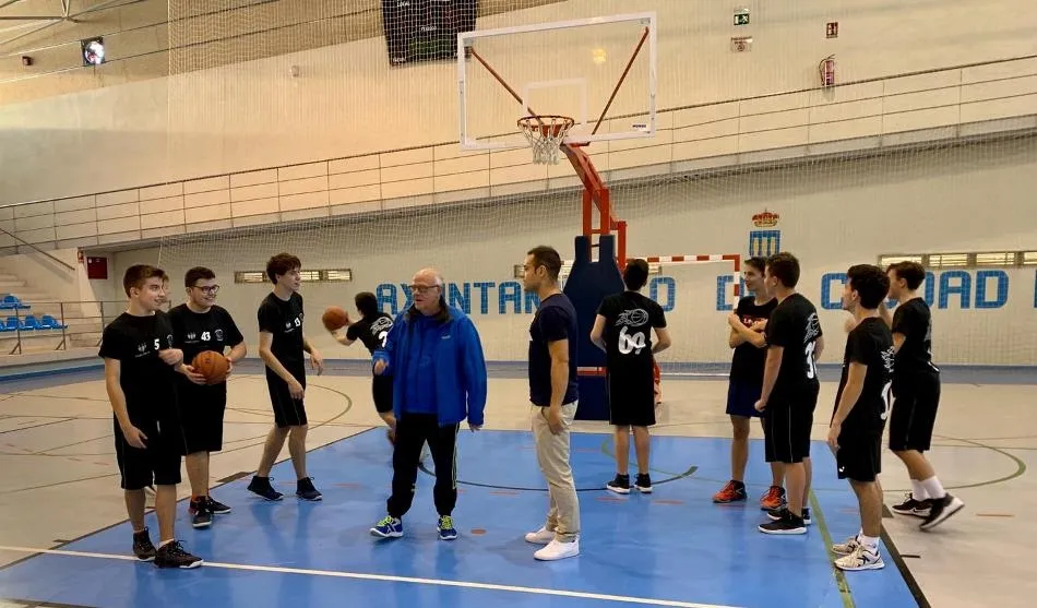 Foto 2 - La Escuela Municipal de Baloncesto prepara el arranque de los Juegos Escolares  