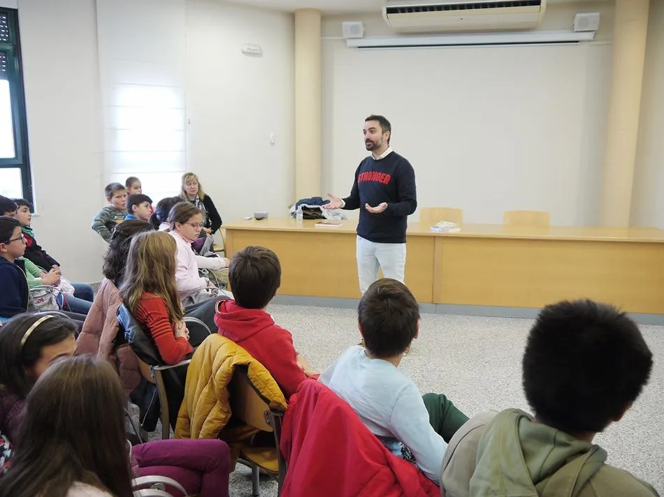 Foto 8 - El especialista en&nbsp;Literatura Juvenil Daniel Blanco comparte una jornada con escolares de Carbajosa