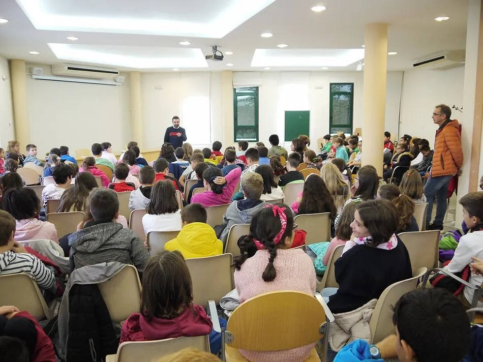 Foto 6 - El especialista en&nbsp;Literatura Juvenil Daniel Blanco comparte una jornada con escolares de Carbajosa