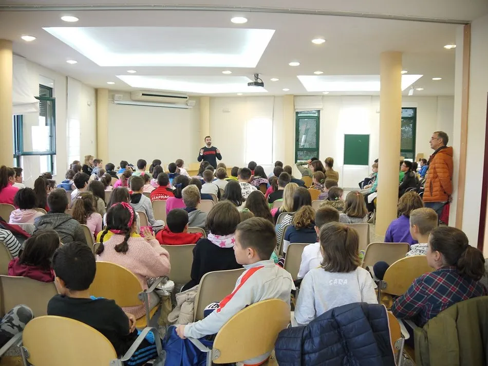 Foto 5 - El especialista en&nbsp;Literatura Juvenil Daniel Blanco comparte una jornada con escolares de Carbajosa