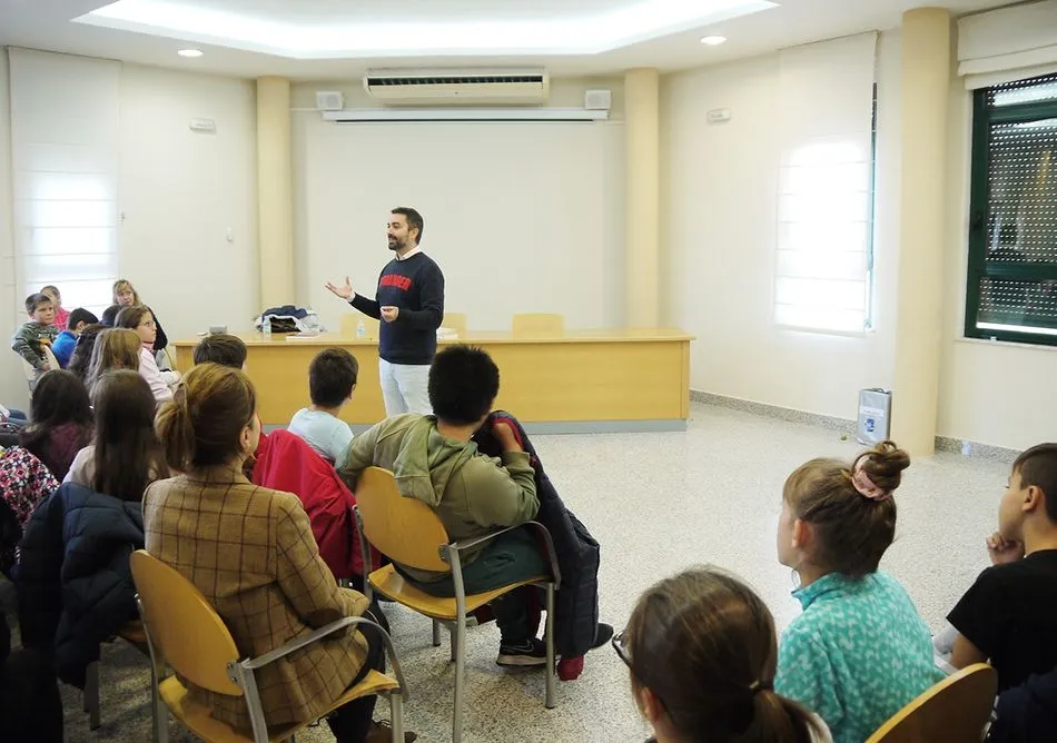 Foto 4 - El especialista en&nbsp;Literatura Juvenil Daniel Blanco comparte una jornada con escolares de Carbajosa