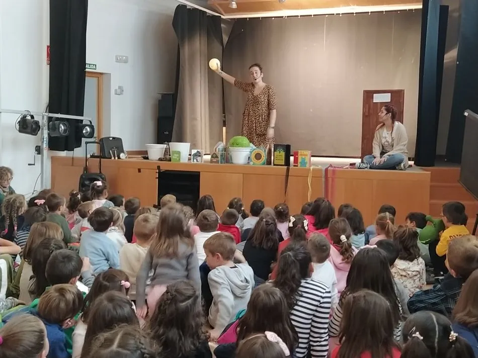 Foto 3 - El especialista en&nbsp;Literatura Juvenil Daniel Blanco comparte una jornada con escolares de Carbajosa