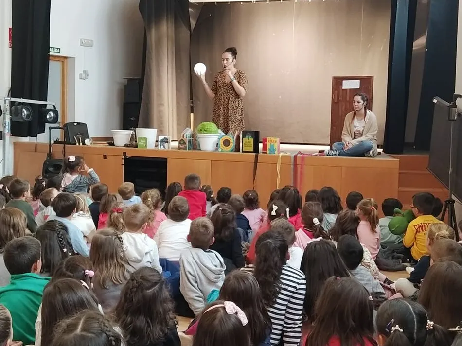 Foto 2 - El especialista en&nbsp;Literatura Juvenil Daniel Blanco comparte una jornada con escolares de Carbajosa