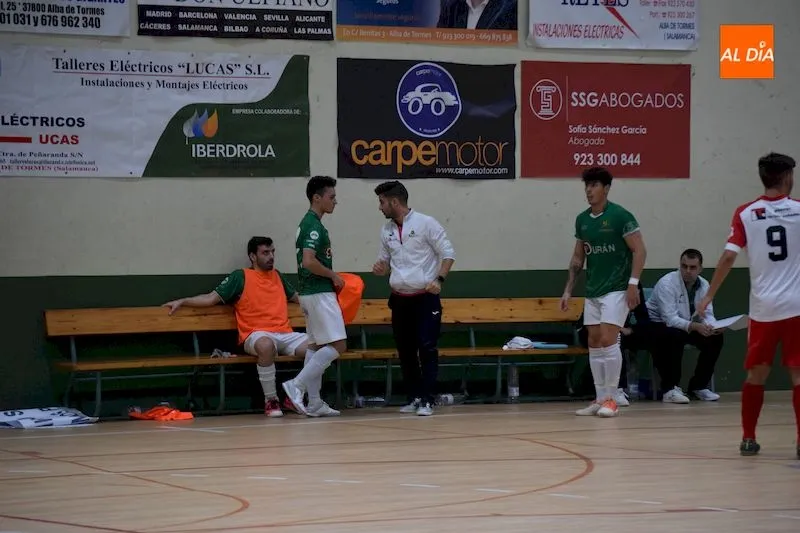 Óscar González da instrucciones a sus jugadores