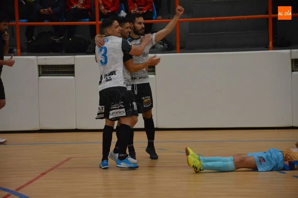 Los jugadores del Salamanca FS celebran un gol