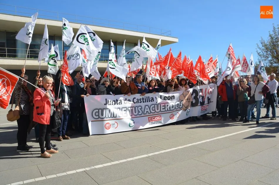 Foto 2 - UGT, CSIF y CCOO piden que la Junta cumpla el acuerdo de las 35 horas semanales