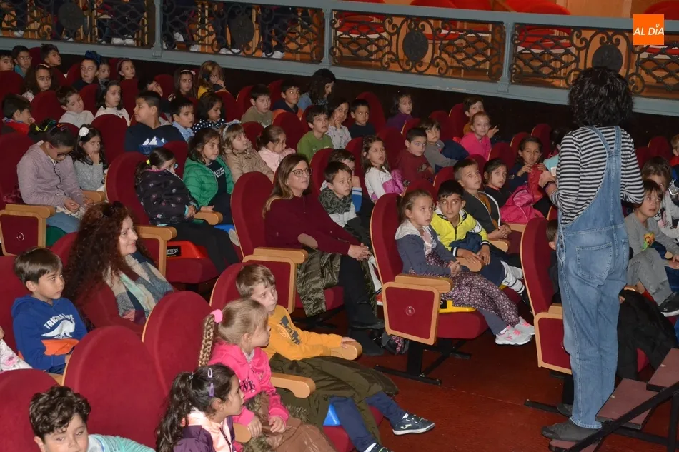 Escolares de Primaria conocen la historia de ‘La gallina de los huevos de oro’  