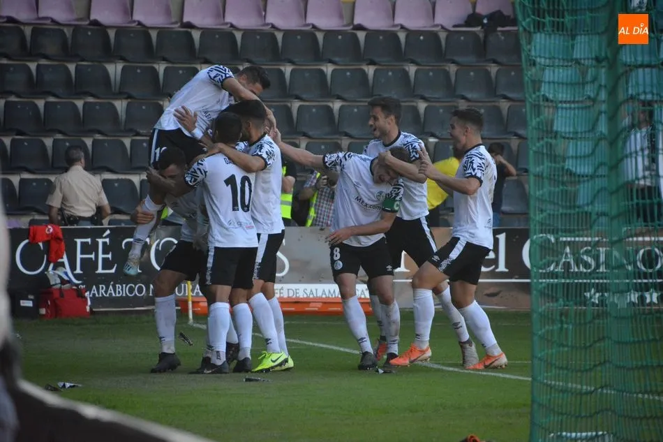 El Salamanca UDS celebra un gol en su feudo
