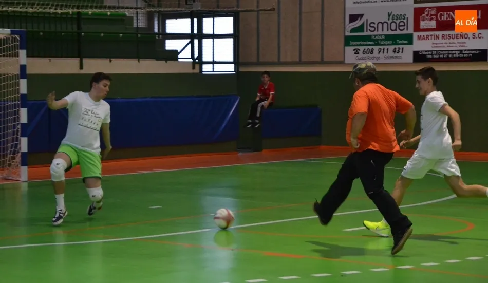 Foto 9 - Tarde festiva en Conde de Fox&aacute; a favor de Asprodes con el f&uacute;tbol sala como excusa  