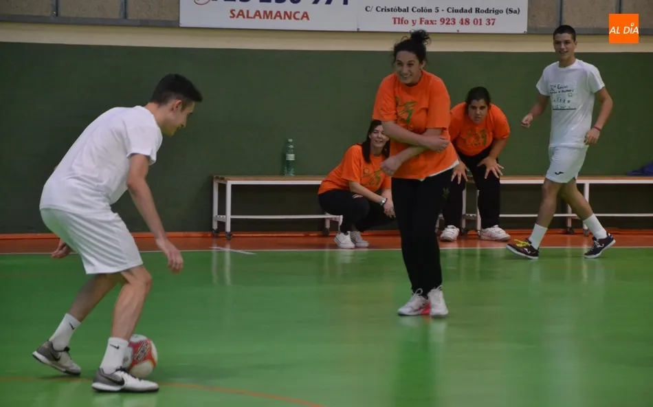 Foto 4 - Tarde festiva en Conde de Fox&aacute; a favor de Asprodes con el f&uacute;tbol sala como excusa  