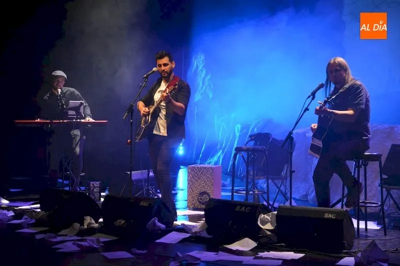 Fran Perea y su banda durante el concierto ofrecido en Salamanca / Lydia González