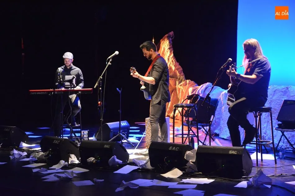 Foto 8 - Fran Perea encandila al p&uacute;blico salmantino con su nuevo disco &lsquo;Viaja la Palabra&rsquo;